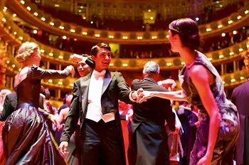 Tanzende Menschen auf dem Opernball 