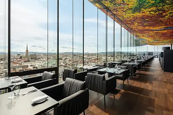 The Loft, restaurant with a view of Vienna by night