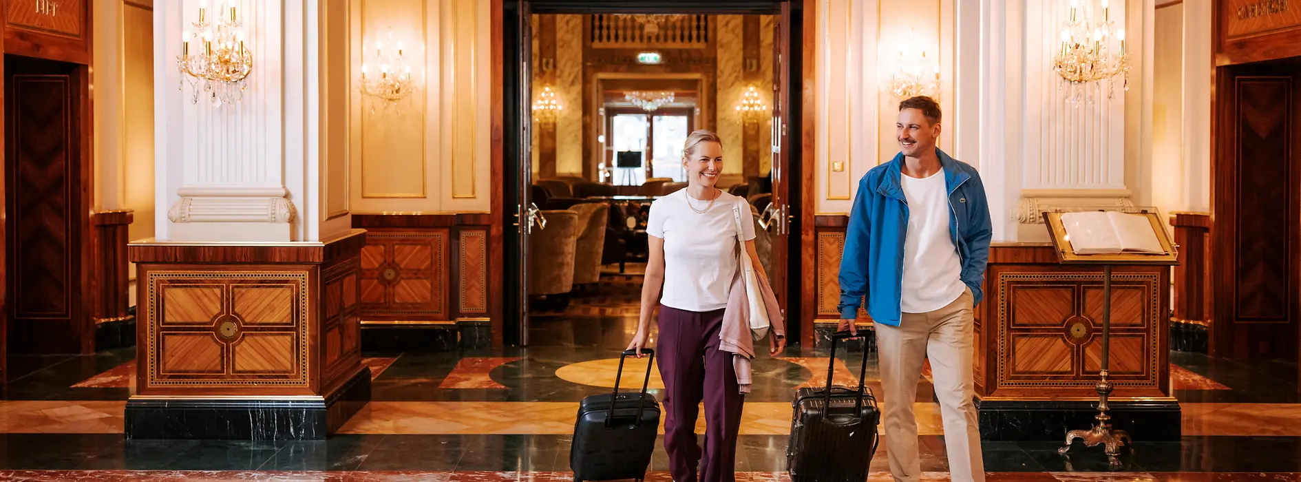 Menschen mit Gepäck in einem Wiener Hotel