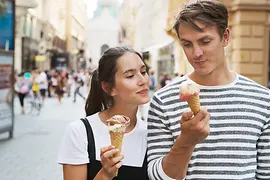 Flanieren in der Altstadt, Paar Eis essend