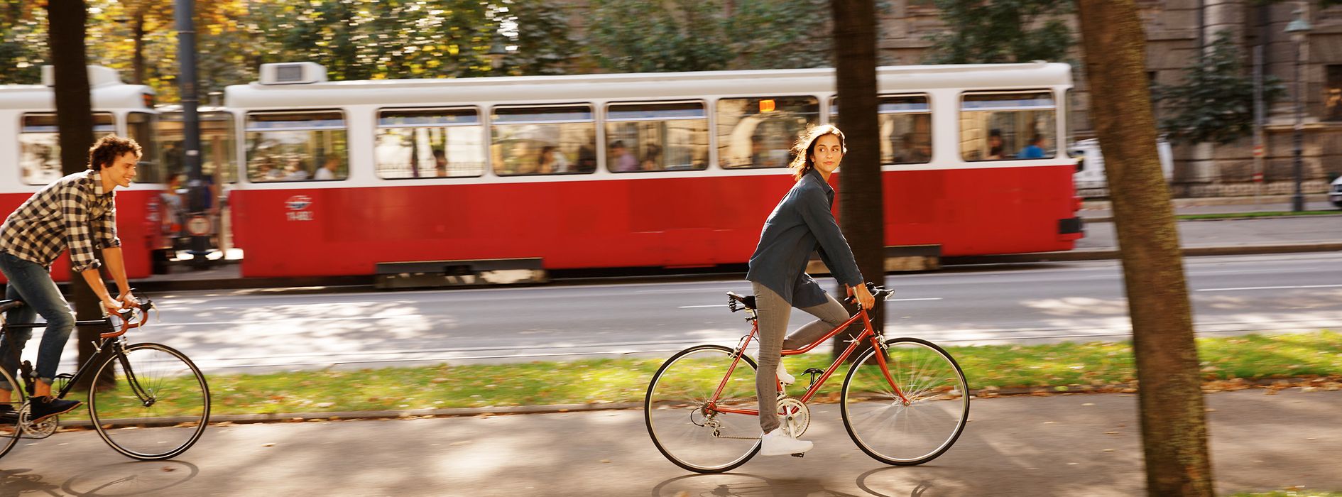 Cyclists on the bike path along Ringstrasse boulevard