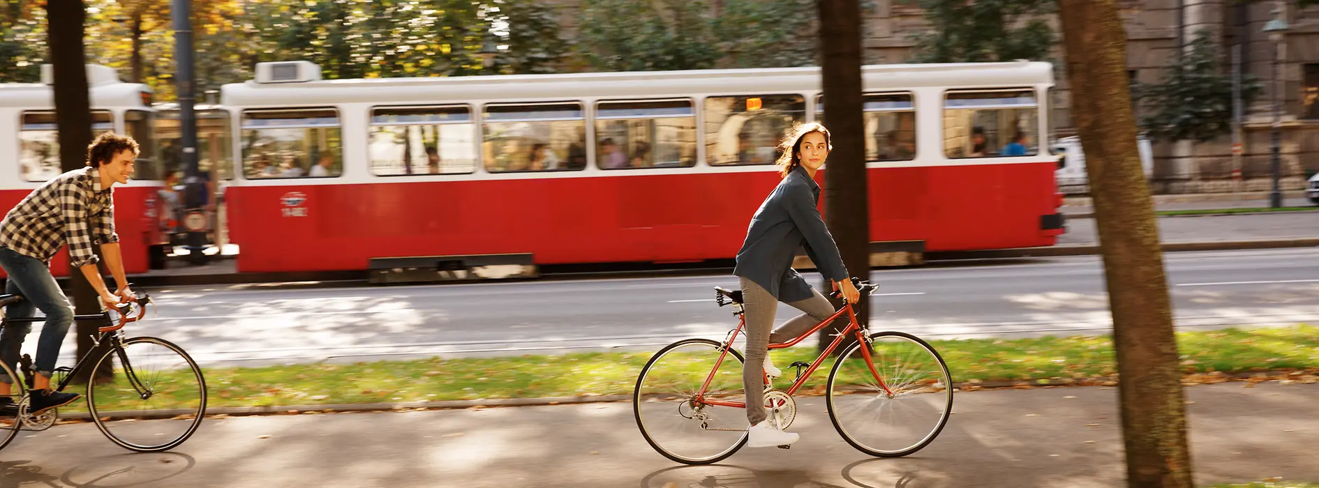 Radfahrer am Radweg auf der Ringstraße