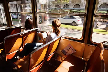 Zwei Frauen fahren mit der Straßenbahn auf der Wiener Ringstraße