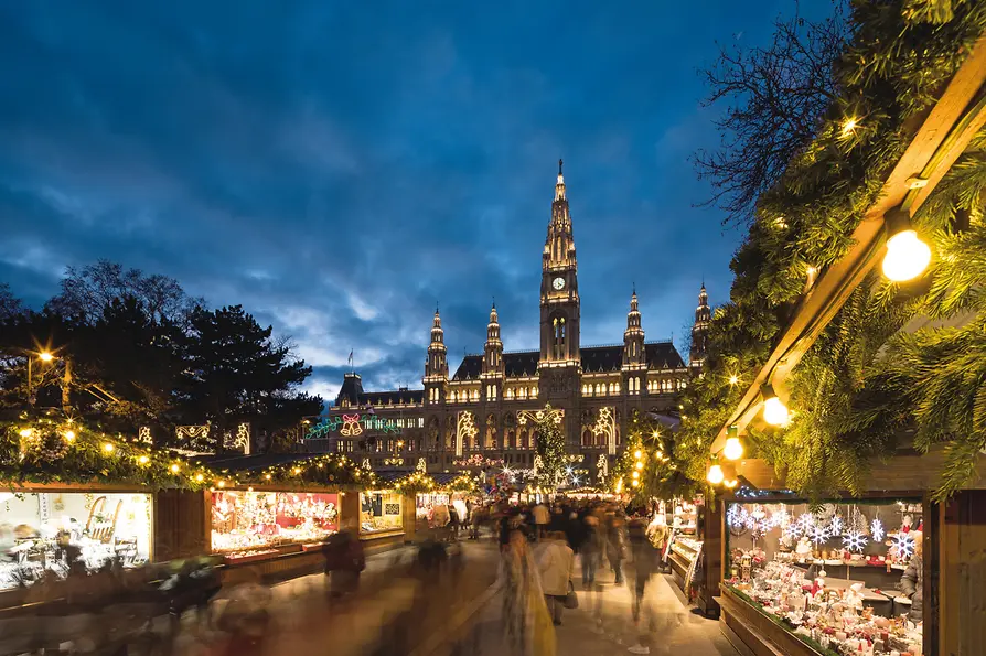 WienTourismus/Christian Stemper Wiener Christkindlmarkt auf dem Rathausplatz, abends, Beleuchtung