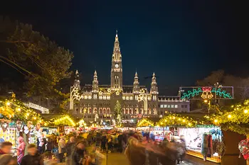 Blick von oben auf das Wiener Rathaus und den Weihnachtsmarkt am Rathausplatz