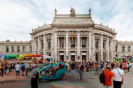 Regenbogenparade auf dem Rathausplatz mit Blick auf das Burgtheater