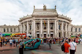 Regenbogenparade auf dem Rathausplatz mit Blick auf das Burgtheater