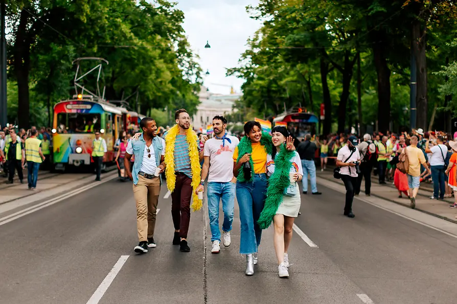 Schwule und lesbische Freunde auf der Regenbogenparade