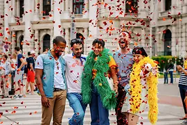 Schwule und lesbische Freunde auf der Regenbogenparade