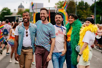 Schwule und lesbische Freunde auf der Regenbogenparade