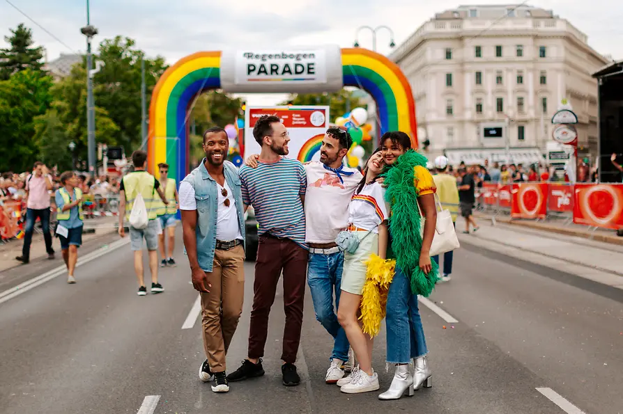 Schwule und lesbische Freunde auf der Regenbogenparade 