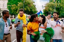 Schwule und lesbische Freunde auf der Regenbogenparade