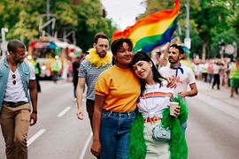 Schwule und lesbische Freunde auf der Regenbogenparade