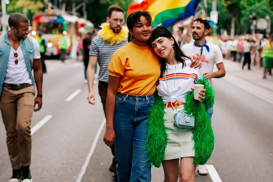 Schwule und lesbische Freunde auf der Regenbogenparade 