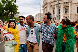Schwule und lesbische Freunde auf der Regenbogenparade