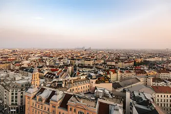 Blick von einer Dachterrasse über das Häusermeer Wiens