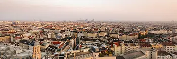Blick von einer Dachterrasse über das Häusermeer Wiens