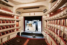 Zuschauerraum in der Wiener Staatsoper mit Blick auf die Hauptbühne