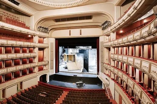 Zuschauerraum in der Wiener Staatsoper mit Blick auf die Hauptbühne