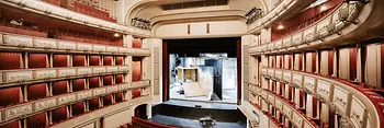 Zuschauerraum in der Wiener Staatsoper mit Blick auf die Hauptbühne
