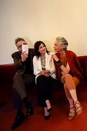 Wiener Konzerthaus: Publikum auf Sitzbank vor dem Konzertsaal