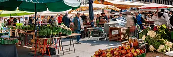 Lebensmittelstände am Karmelitermarkt in Wien