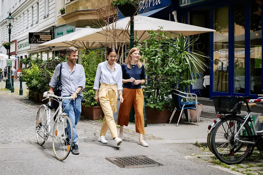 People strolling on Servitengasse