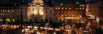 Blick von oben auf Adventmarkt Am Hof