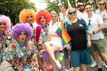 Fröhliche Menschen bei der Vienna Pride 2018