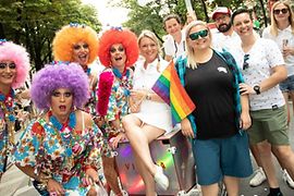 Fröhliche Menschen bei der Vienna Pride 2018