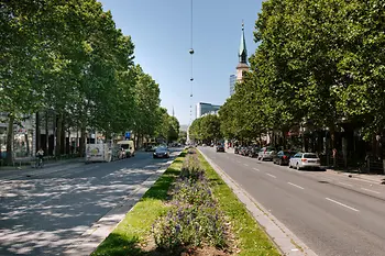 Autos vor der Rossauer Kaserne