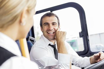Busfahrer spricht mit einem Passagier