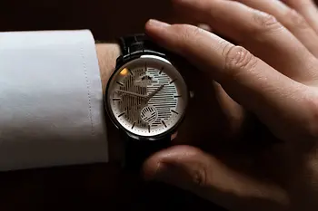 Frau mit exklusiver Armband-Uhr