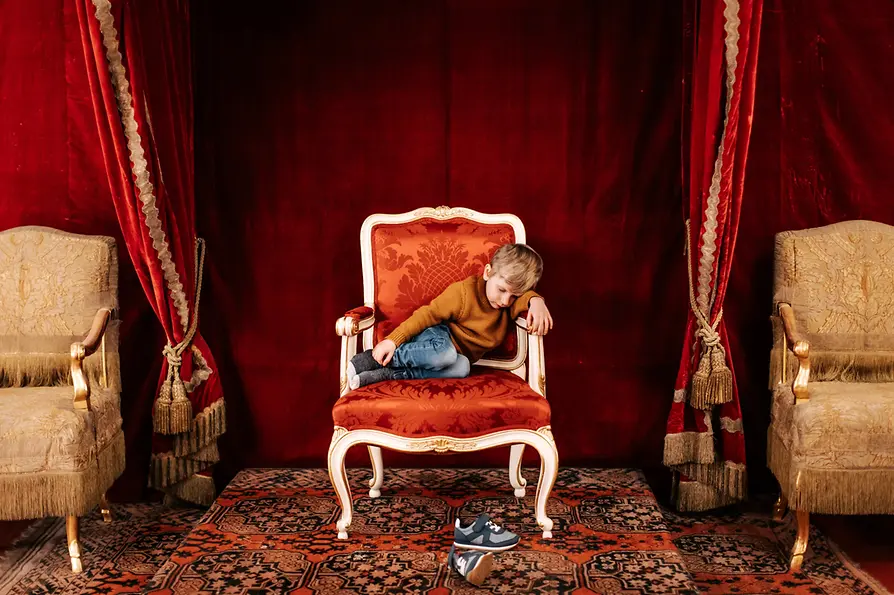 Couch des Kaisers Konstantin. Schlafender Junge auf Polstersessel.