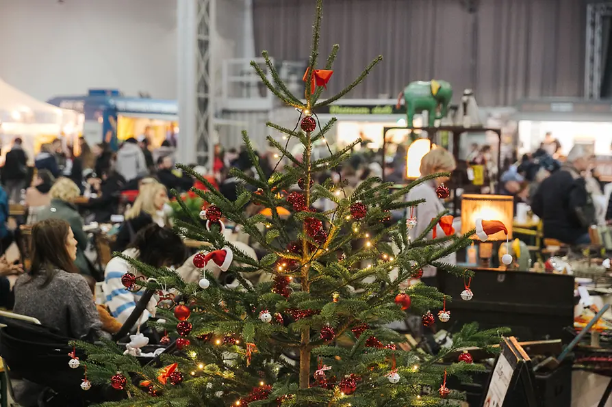 Geschmückter Christbaum beim Weihnachtsmarkt Edelstoff