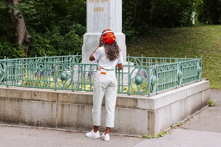 WienTourismus / Paul Bauer Woman in front of Beethoven monument