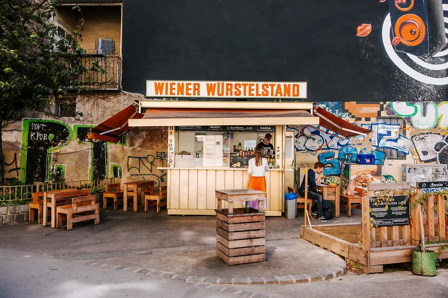 WienTourismus/Paul Bauer Wiener Würstelstand