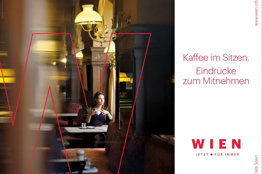 WienTourismus / seite zwei / WIEN NORD Frau im Kaffeehaus am Fenster