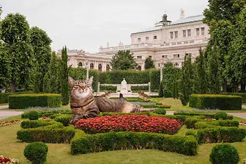 Mietzi (riesengroße Katze) im Volksgarten vor Sisi-Denkmal