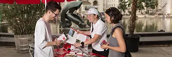 Lastenfahrrad mit Menschen und Broschüren