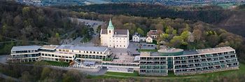 Modul University Vienna, eingebettet in die Hügel des Wienerwalds