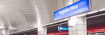 ÖBB Railjet im Flughafenbahnhof mit Reisenden im Vordergrund