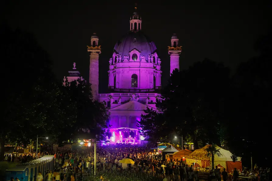 Popfest Karlsplatz, Blick auf die Karlskirche, abends, violett beleuchtet