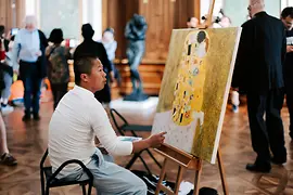 Der Kopist Xiucun Gan malt Klimts "Der Kuss"