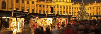 Schönbrunner Christkindlmarkt, Abendstimmung mit Gästen