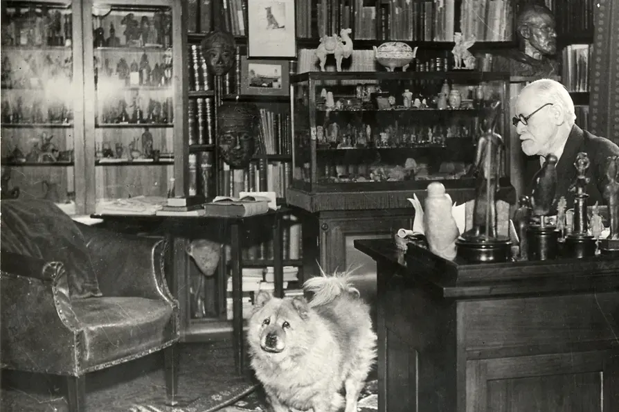 Sigmund Freud Copyrights Sigmund Freud in seinem Arbeitszimmer mit Hund Chow , 1937