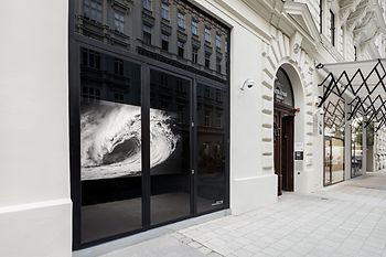 Sigmund Freud Museum, Außenansicht mit Blick auf das Kunstwerk von Robert Longo 