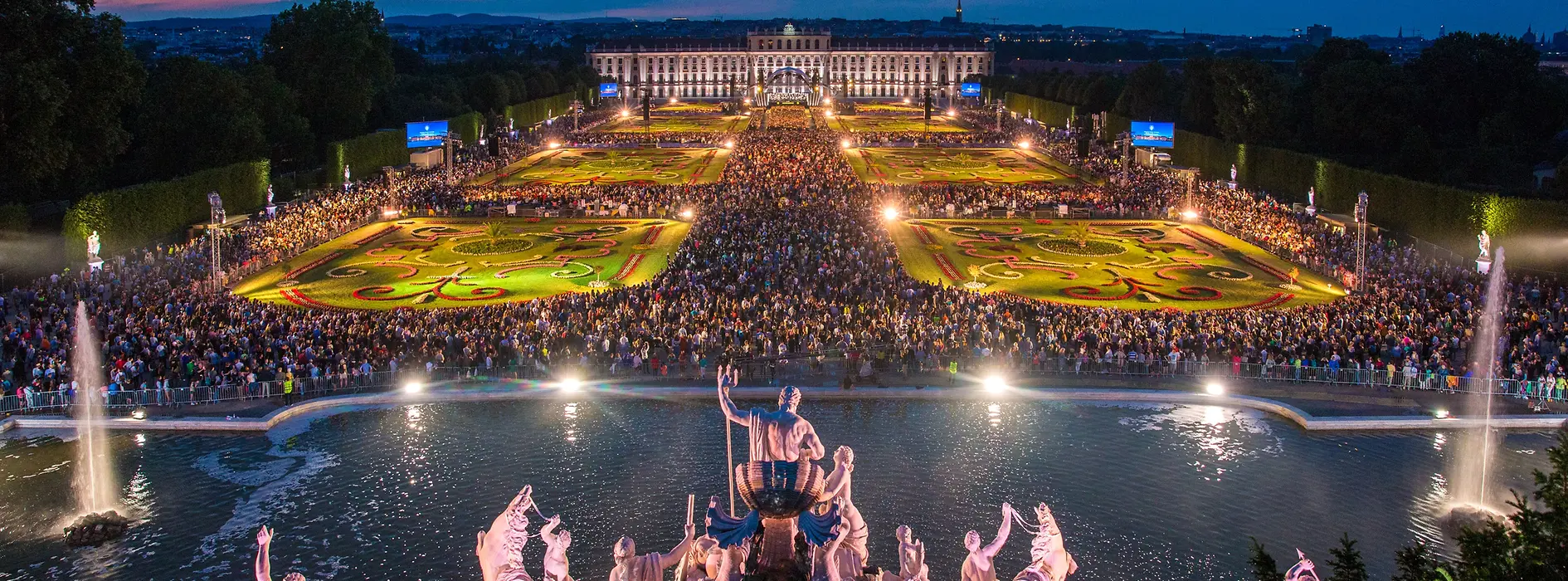 Sommernachtskonzert Schönbrunn 2019, Wiener Philharmoniker, Blick auf Neptunbrunnen, Park, Schloss