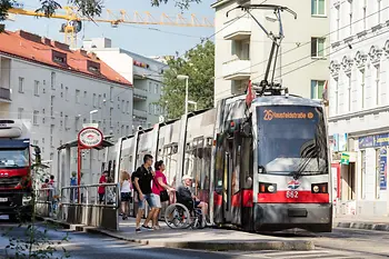 Rollstuhlfahrer bei Niederflur-Straßenbahn