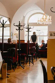 Café Frauenhuber mit Thonet-Sessel